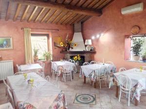 une salle à manger avec tables et chaises et une cheminée dans l'établissement Agriturismo Da Paola, à Marsiliana d'Albegna 56 autres photos