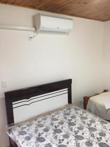 מיטה או מיטות בחדר ב-Suíte em Caraguá