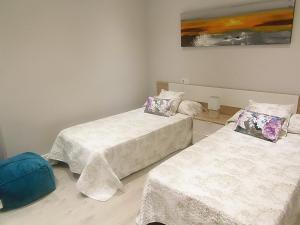 サラマンカにあるCielo de Salamancaのベッド2台と青い袋が備わる客室です。