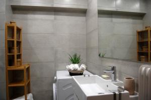 Ένα μπάνιο στο Central & Comfortable, 70m² Apt in Neos Kosmos