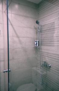 Bathroom sa Central & Comfortable, 70m² Apt in Neos Kosmos