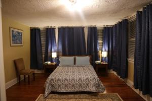 Katil atau katil-katil dalam bilik di Private Second Floor Apartment in Clifton close to Zoo, Hospitals and University