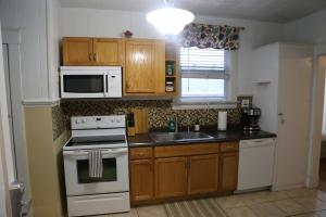 Dapur atau dapur kecil di Private Second Floor Apartment in Clifton close to Zoo, Hospitals and University