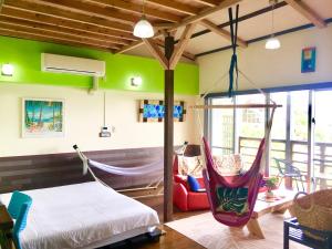 Ma-Blue Garden House في موتوبو: غرفه فيها سرير واريحيه