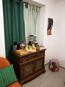 een kamer met een tafel met eten erop bij Lisbon Hostel Terminal 4 in Lissabon