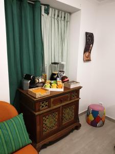 una habitación con una mesa con comida. en Lisbon Hostel Terminal 4, en Lisboa