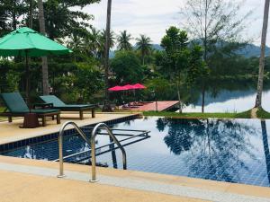 Bazén v ubytování Khao Lak Golden Coconut nebo v jeho okolí + 35 fotografií