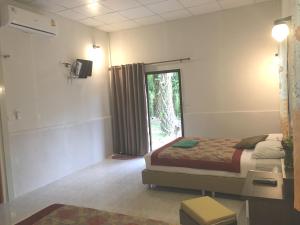 Postel nebo postele na pokoji v ubytování Khao Sok Evergreen House