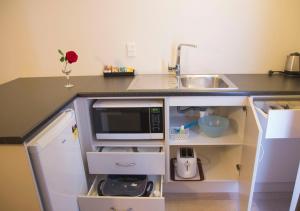 Una cocina o zona de cocina en Midway Motel Rotorua