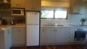 A kitchen or kitchenette at Blue Summit Cottages