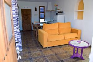 uma sala de estar com um sofá e uma mesa em Olivares Rural em Los Albaricoques