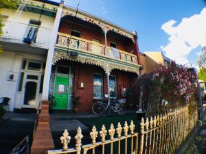 uma casa com uma cerca em frente em Landing Pads Brunswick em Melbourne