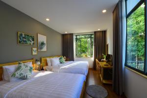 Giường trong phòng chung tại La Paix Hue Riverside Villa