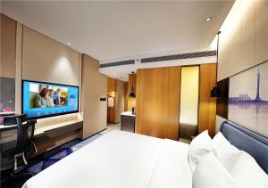 Телевизор и/или развлекательный центр в Hampton by Hilton Guangzhou Tianhe Sports Center-Free Shuttle Bus to Exhibition During Canton Fair Period