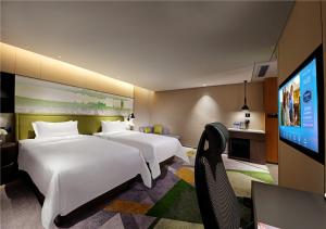 Кровать или кровати в номере Hampton by Hilton Guangzhou Tianhe Sports Center-Free Shuttle Bus to Exhibition During Canton Fair Period