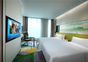 Кровать или кровати в номере Hampton by Hilton Guangzhou Tianhe Sports Center-Free Shuttle Bus to Exhibition During Canton Fair Period