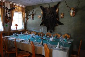Reštaurácia alebo iné gastronomické zariadenie v ubytovaní Hotel Dominika