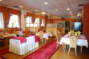 Reštaurácia alebo iné gastronomické zariadenie v ubytovaní Hotel Dominika
