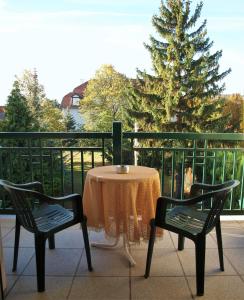 Balcon ou terrasse dans l'établissement Charmantes Apartment mit Balkon zum Garten nahe Wien