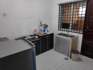una cucina con lavandino e piano di lavoro di Homestay PD a Port Dickson