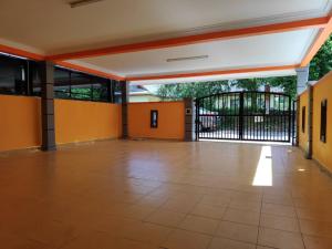 una stanza vuota con un cancello aperto in un edificio di Homestay PD a Port Dickson