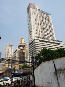 une rue urbaine animée avec de grands bâtiments et des voitures dans l'établissement Hotel Caravan, à Jakarta