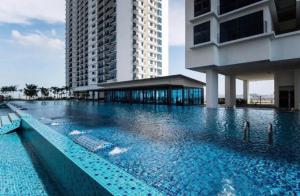 une grande piscine à côté d'un grand bâtiment dans l'établissement 2-Bedroom Apartment@Trefoil Setia Alam, à Shah Alam