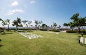 un grand champ d'herbe avec bancs dans un parc dans l'établissement 2-Bedroom Apartment@Trefoil Setia Alam, à Shah Alam