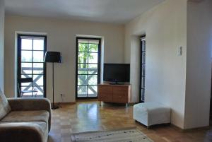 Televízia a/alebo spoločenská miestnosť v ubytovaní Mikołajki Apartamenty