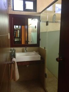 y baño con lavabo y espejo. en Hotel CR Tehuacan, en Tehuacán