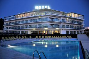 בריכת השחייה שנמצאת ב-Hotel Miramar Sul או באזור