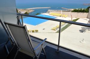 בריכת השחייה שנמצאת ב-Hotel Miramar Sul או באזור