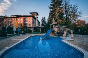 Bazén v ubytování Spa Hotel Dvoretsa nebo v jeho okolí