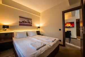 Rúm í herbergi á Hotel Spa Grad
