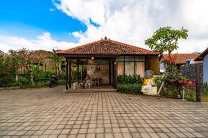 una casa con un pabellón con patio en The Kirana Ungasan, en Jimbaran