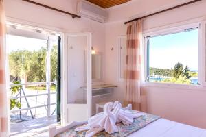 1 dormitorio con cama y ventana grande en Casa Soula, Gaios Seaview Cottage, en Gáios