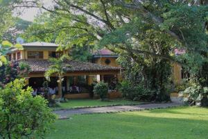 ein Haus mitten im Garten in der Unterkunft Trapp Family Country Inn in San Antonio