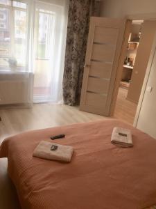 Kvartira v Rige في ريغا: غرفة نوم عليها سرير وفوط