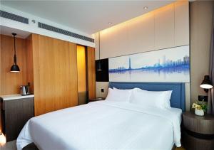 Кровать или кровати в номере Hampton by Hilton Guangzhou Tianhe Sports Center-Free Shuttle Bus to Exhibition During Canton Fair Period
