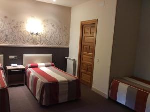 
Cama o camas de una habitación en Hotel Monasterio de Leyre
