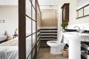 ein Badezimmer mit Waschbecken und Toilette und ein Bett in der Unterkunft Ob-Oon Boutique Bed & Breakfast in Bangkok + 61 Fotos