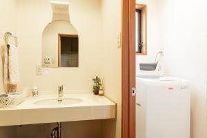 un baño con lavabo y espejo en 日照庵 Nisshouan, en Kioto 17 fotos más