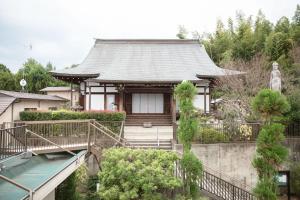 Casa de estilo asiático con jardín y piscina en 日照庵 Nisshouan, en Kioto
