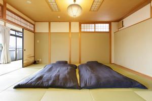 duas almofadas grandes no meio de um quarto em 日照庵 Nisshouan em Quioto