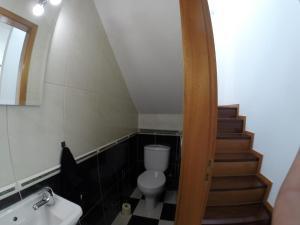 ボウロにあるBOURO (Santa Maria) Appartementのバスルーム(階段、トイレ、洗面台付)
