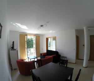 ein Wohnzimmer mit einem Sofa und einem Tisch in der Unterkunft BOURO (Santa Maria) Appartement in Bouro