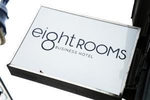 ストックホルムにあるEight Roomsのオックスフォードのビジネスホテルの看板