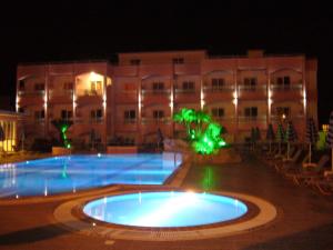 Bazén v ubytovaní Rhodian Rose Hotel alebo v jeho blízkosti