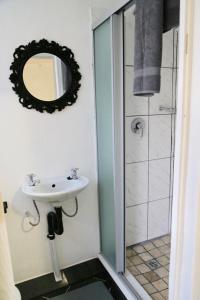 Bilik mandi di Mechell's Accomodation +17 gambar