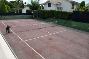 Tennis- og/eller squashfaciliteter på Tenis Roda de Bara eller i nærheden